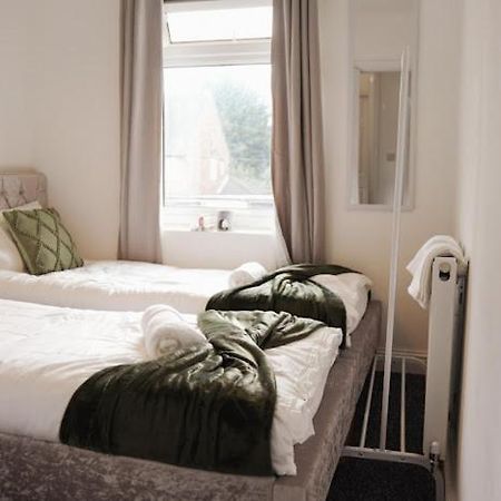 Home In Speke- 8 Mins Walk To Airport ภายนอก รูปภาพ
