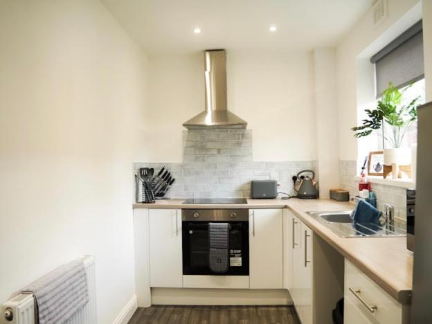 Home In Speke- 8 Mins Walk To Airport ภายนอก รูปภาพ
