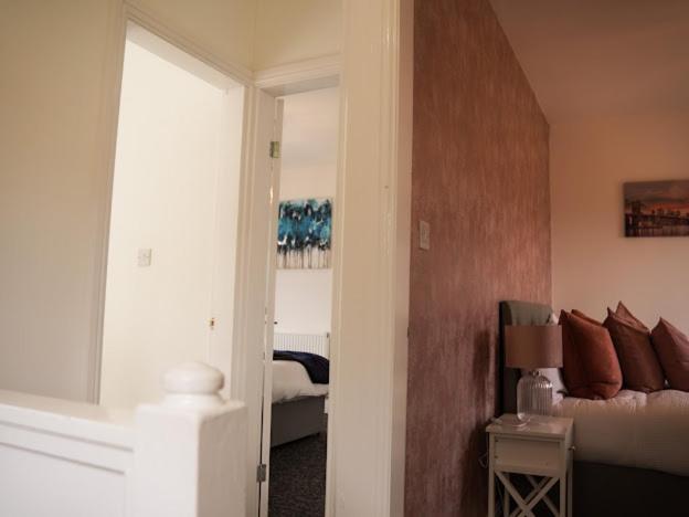 Home In Speke- 8 Mins Walk To Airport ภายนอก รูปภาพ