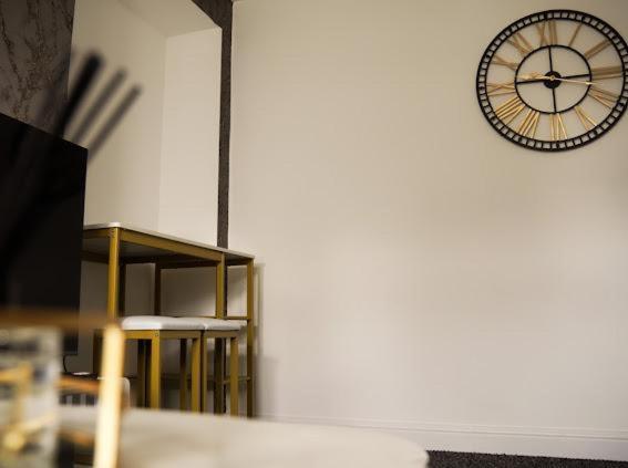 Home In Speke- 8 Mins Walk To Airport ภายนอก รูปภาพ