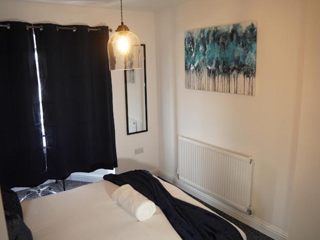 Home In Speke- 8 Mins Walk To Airport ภายนอก รูปภาพ