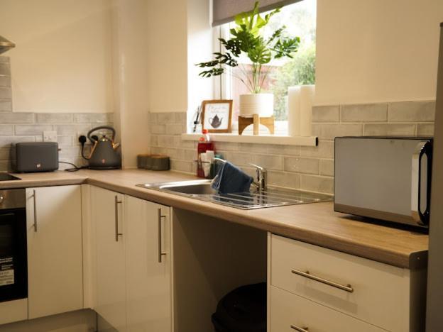 Home In Speke- 8 Mins Walk To Airport ภายนอก รูปภาพ